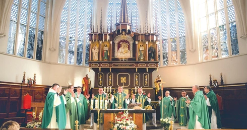 Jubileusz  powrotu zakonników świętowano w kościele przy ul. Leśnej w niedzielę 28 września. Uroczysta Eucharystia pod przewodnictwem bp. Piotra Przyborka, festyn parafialny i koncert zgromadziły mieszkańców, dawnych parafian i gości.