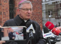 Biskup długo rozmawiał z dziennikarzami o palącej kwestii migracji.