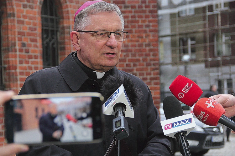 Biskup długo rozmawiał z dziennikarzami o palącej kwestii migracji.