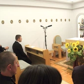 Biskup Krzysztof Zadarko wprowadził uczestników w modlitwę różańcową. 