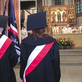 W Eucharystii wzięło udział środowisko uczelni wraz z pocztem sztandarowym. 