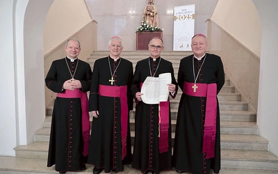 Abp Andrzej Przybylski z biskupami pomocniczymi Markiem Szkudło, Adamem Wodarczykiem i Grzegorzem Olszowskim, którzy sprawują urząd wikariuszy generalnych archidiecezji katowickiej.