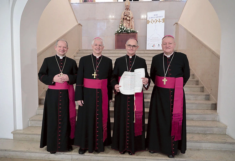 Abp Andrzej Przybylski z biskupami pomocniczymi Markiem Szkudło, Adamem Wodarczykiem i Grzegorzem Olszowskim, którzy sprawują urząd wikariuszy generalnych archidiecezji katowickiej.