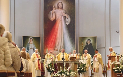 – W jaki sposób możemy promieniować Bogiem, tak jak Apostołka Bożego Miłosierdzia? – pytał zgromadzonych na Eucharystii bp Szymon Stułkowski.