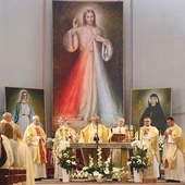 – W jaki sposób możemy promieniować Bogiem, tak jak Apostołka Bożego Miłosierdzia? – pytał zgromadzonych na Eucharystii bp Szymon Stułkowski.