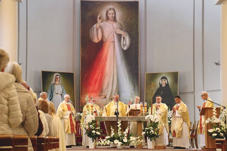 – W jaki sposób możemy promieniować Bogiem, tak jak Apostołka Bożego Miłosierdzia? – pytał zgromadzonych na Eucharystii bp Szymon Stułkowski.