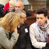 Uczestnicy spotkania wymieniali się doświadczeniem i rozmawiali o Kościele wspólnot w mniejszych grupach.