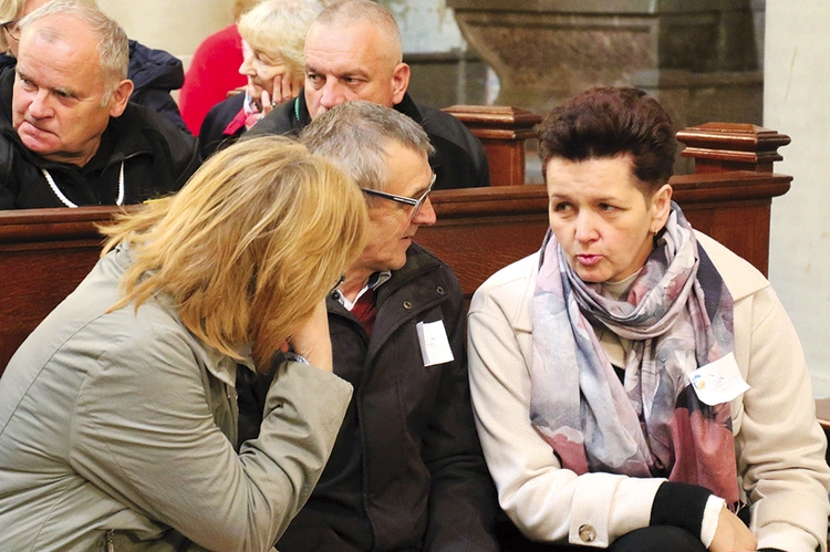 Uczestnicy spotkania wymieniali się doświadczeniem i rozmawiali o Kościele wspólnot w mniejszych grupach.