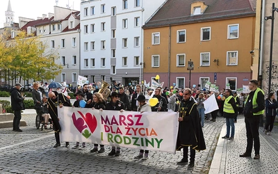 Było radośnie i kolorowo, z muzyką, balonami i tańcem, dopisała nawet pogoda.