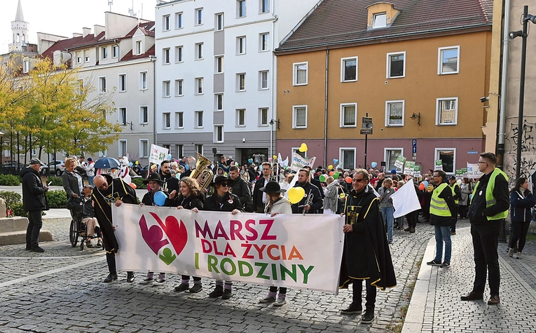 Było radośnie i kolorowo, z muzyką, balonami i tańcem, dopisała nawet pogoda.