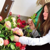 Pod koniec liturgii uczestnicy mogli wziąć do domów róże poświęcone przez   o. Krzysztofa Jarosza OCD. 