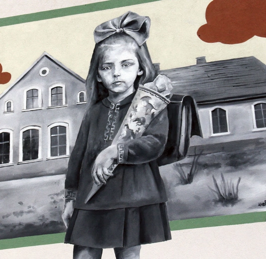 Odsłonięty mural przedstawia przedwojenną pierwszoklasistkę z Otmic.