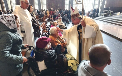  – Rozważając tajemnice życia Maryi, a w nich ukryte życie Jezusa i zaczynając od zwiastowania, przez tajemnice radosne, tajemnice światła, bolesne i chwalebne, ogarniamy całą historię zbawienia. Rozważając je, coraz głębiej odkrywamy historię naszego życia – mówił bp Michał Janocha.