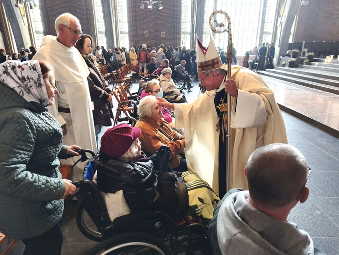  – Rozważając tajemnice życia Maryi, a w nich ukryte życie Jezusa i zaczynając od zwiastowania, przez tajemnice radosne, tajemnice światła, bolesne i chwalebne, ogarniamy całą historię zbawienia. Rozważając je, coraz głębiej odkrywamy historię naszego życia – mówił bp Michał Janocha.