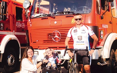 Łukasz Mularz i waleczny Franio z mamą Anną przed OSP Wysoka.