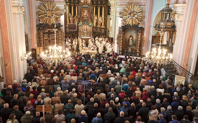 Tłumy wiernych wypełniły sanktuarium, by u stóp Matki Bożej zawierzyć swoje życie i rodziny Jej opiece.