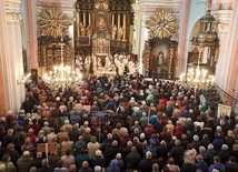 Tłumy wiernych wypełniły sanktuarium, by u stóp Matki Bożej zawierzyć swoje życie i rodziny Jej opiece.