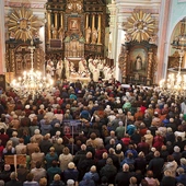 Tłumy wiernych wypełniły sanktuarium, by u stóp Matki Bożej zawierzyć swoje życie i rodziny Jej opiece.