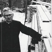  Figura została przekazana na ręce ks. Tadeusza Zimińskiego, który zmarł nagle w wieku 55 lat, w ostatni dzień 1960 roku, po odebraniu wezwania z urzędu o opłacenie podatku od składek na budowę kościoła.