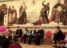 – Rady w stylu „idź do spowiedzi”, „zacznij komuś pomagać” albo „odmów nowennę pompejańską” mogą wpędzać w jeszcze większe poczucie winy kogoś, kto nie jest w stanie odmówić nawet „Ojcze nasz”. Czasem jedyną modlitwą w kryzysie jest: „Panie Boże, nie mam już siły. Ty wiesz. Amen” – mówiła Agnieszka Huf, autorka książki „Szczeliny. Bóg w popękanej psychice”.