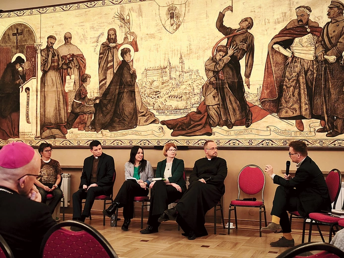 – Rady w stylu „idź do spowiedzi”, „zacznij komuś pomagać” albo „odmów nowennę pompejańską” mogą wpędzać w jeszcze większe poczucie winy kogoś, kto nie jest w stanie odmówić nawet „Ojcze nasz”. Czasem jedyną modlitwą w kryzysie jest: „Panie Boże, nie mam już siły. Ty wiesz. Amen” – mówiła Agnieszka Huf, autorka książki „Szczeliny. Bóg w popękanej psychice”.