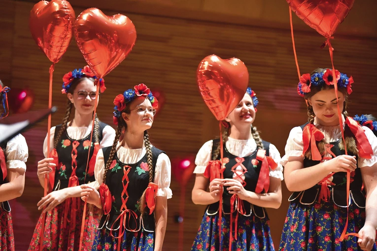 Symboliczne serduszka były znakiem wdzięczności dla kolejnego pokolenia śpiewaczek. 