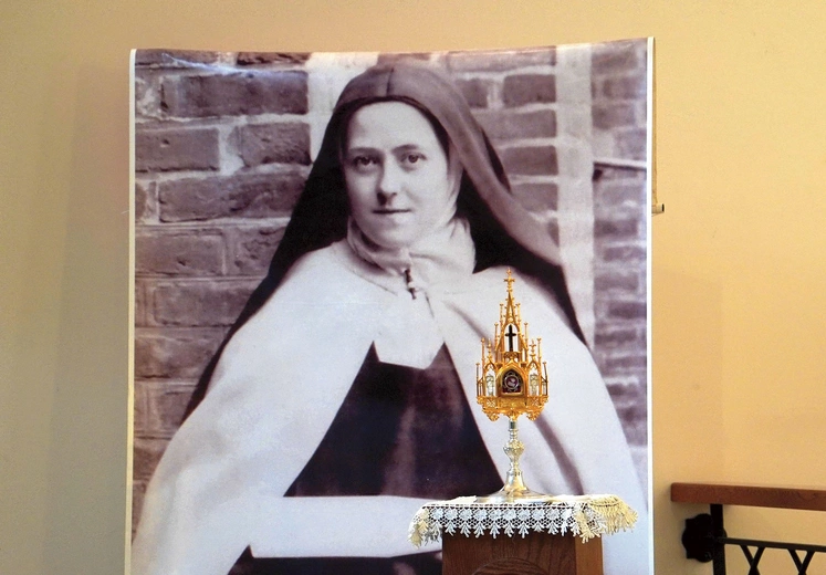 Uczestnicy Mszy św. mogli wziąć do domu poświęcone płatki oraz oddać cześć relikwiom patronki dnia.