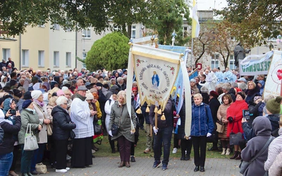 Po Mszy św. przedstawiciele róż różańcowych z każdej parafii otrzymali różańce wraz z misją przekazaniach ich wiernym w swojej parafii.