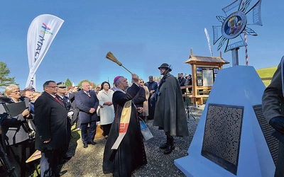 Pomnik poświęcił bp Leszek Leszkiewicz.