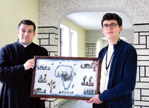 Ks. Paweł Łęcki i Krzysztof Gwóźdź zachęcają  do włączenia się w akcję adopcji na odległość. 