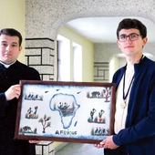 Ks. Paweł Łęcki i Krzysztof Gwóźdź zachęcają  do włączenia się w akcję adopcji na odległość. 