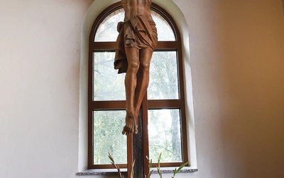  Krzyż w przedsionku świątyni, noszący znaki pożaru, jest symbolem trwania miejscowej wspólnoty przy Bogu i w Kościele. 