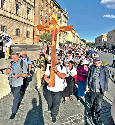Procesja z Krzyżem Jubileuszowym przez Wieczne Miasto  do bazyliki  św. Piotra  była najbardziej charakterystycznym punktem wyjazdu.