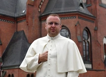 – Zainteresowania bliskie mojemu sercu to muzyka, historia i sztuka sakralna. Jednak moją największą pasją zawsze pozostaje spotkanie z człowiekiem: w konfesjonale, przy ołtarzu, w rozmowie duszpasterskiej czy podczas spaceru z psem. Tam, gdzie serce spotyka serce, zaczyna działać łaska Boża. Patrząc wstecz, mogę powiedzieć tylko jedno: wszystko jest łaską – podkreśla proboszcz i przeor z Drezdenka.