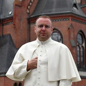 – Zainteresowania bliskie mojemu sercu to muzyka, historia i sztuka sakralna. Jednak moją największą pasją zawsze pozostaje spotkanie z człowiekiem: w konfesjonale, przy ołtarzu, w rozmowie duszpasterskiej czy podczas spaceru z psem. Tam, gdzie serce spotyka serce, zaczyna działać łaska Boża. Patrząc wstecz, mogę powiedzieć tylko jedno: wszystko jest łaską – podkreśla proboszcz i przeor z Drezdenka.