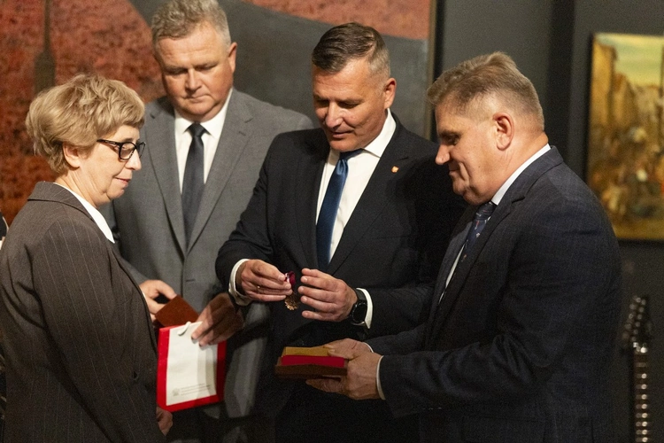 Brązowy Medal "Zasłużony Kulturze Gloria Artis" za szczególne zasługi dla kultury wręczono Urszuli Sierszyńskiej-Rogólskiej.