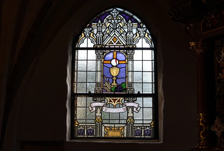 Witraż z krawiącą Hostią w Osiekach