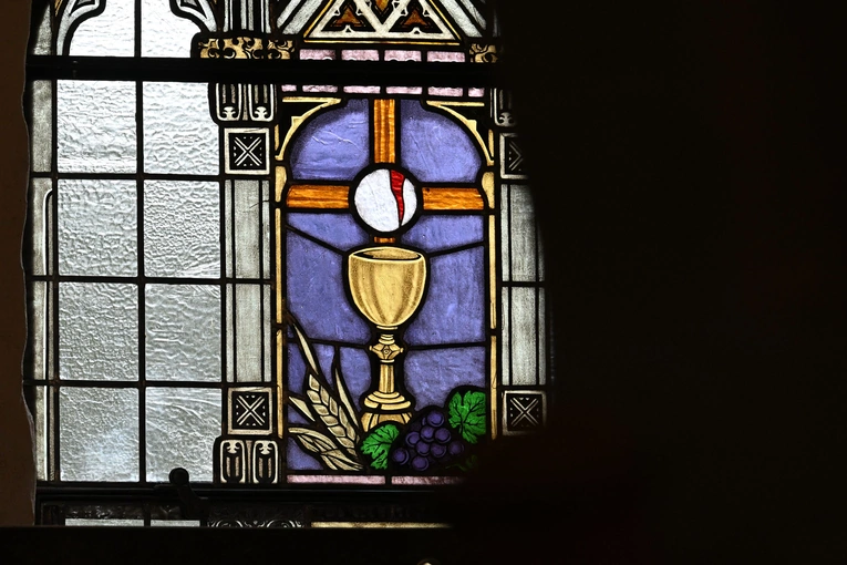 Witraż z krawiącą Hostią w Osiekach