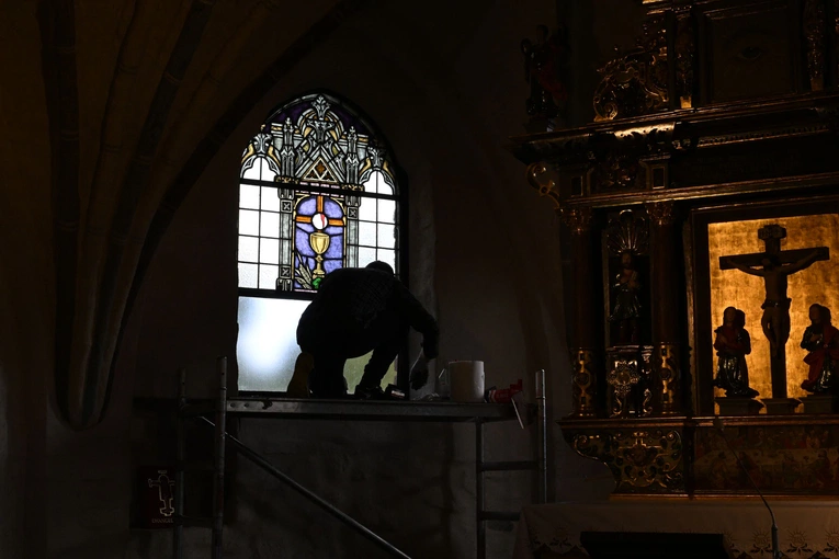 Witraż z krawiącą Hostią w Osiekach