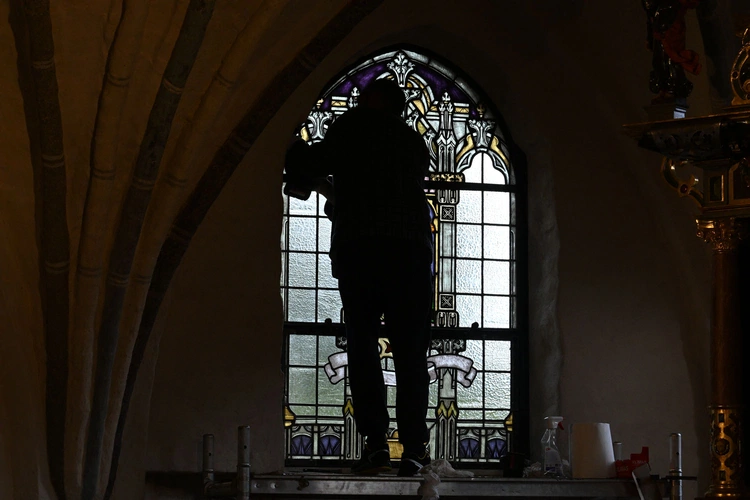 Witraż z krawiącą Hostią w Osiekach