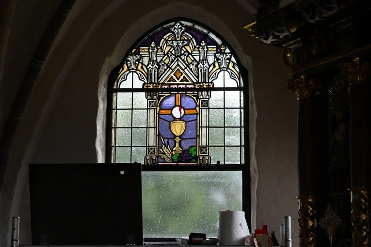 Witraż z krawiącą Hostią w Osiekach