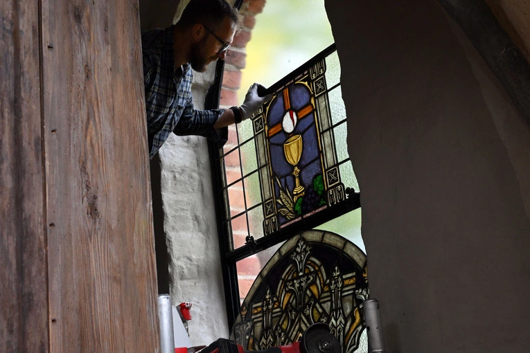 Witraż z krawiącą Hostią w Osiekach