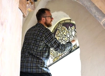 Witraż z krawiącą Hostią w Osiekach