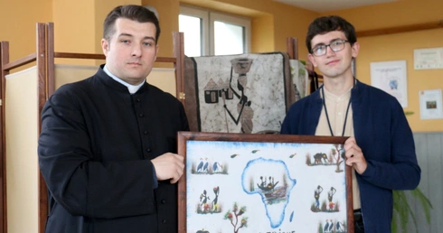 Ks. Paweł Łęcki i Krzysztof Gwóźdź zachęcają do włączenia się w akcję adopcji na odległość.