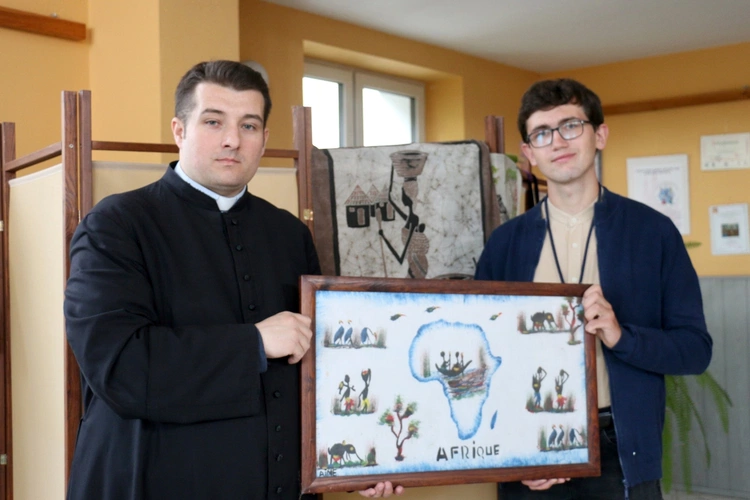 Ks. Paweł Łęcki i Krzysztof Gwóźdź zachęcają do włączenia się w akcję adopcji na odległość.