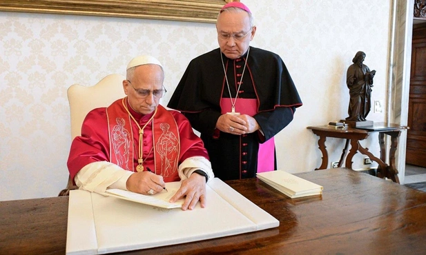 Papież podpisuje dokument