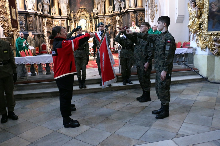 Ślubowanie w KLO w Henrykowie - rok szkolny 2025/2026