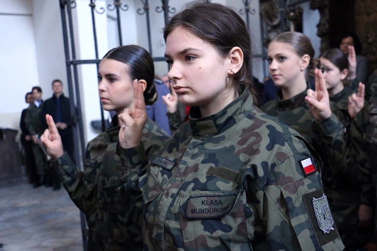 Ślubowanie w KLO w Henrykowie - rok szkolny 2025/2026