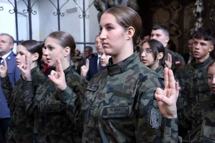 Ślubowanie w KLO w Henrykowie - rok szkolny 2025/2026