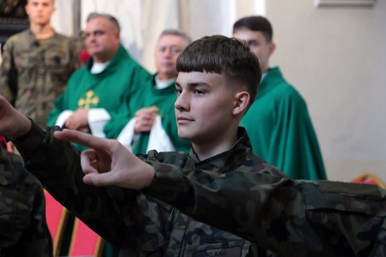 Ślubowanie w KLO w Henrykowie - rok szkolny 2025/2026